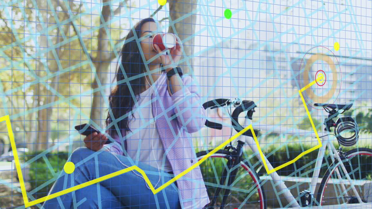 animación de un mapa sobre una mujer biracial bebiendo café.