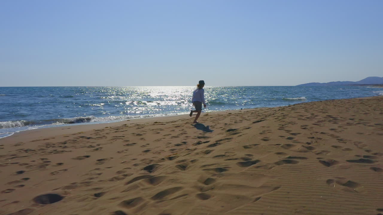 mujer corriendo en la playa