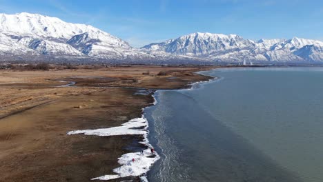 increíble vista aérea sobre la hermosa orilla del lago utah