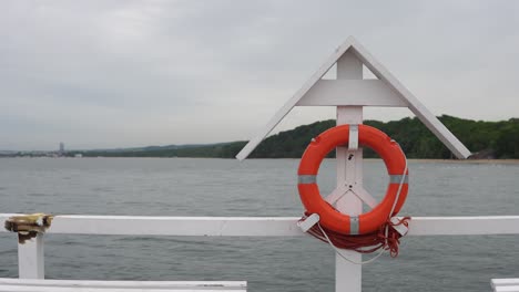 Rettungsring-Am-Pier,-Wasser,-Meer,-Hilfe,-Gefährlich