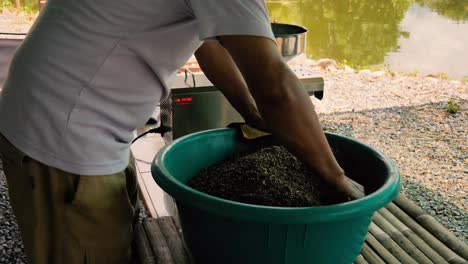 Hombre-Asiático-Mezclando-Varias-Semillas-En-El-Campo