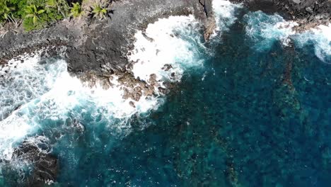 Flotando-Sobre-Un-Acantilado-Volcánico-Con-Olas-Pasando-Y-Golpeando-Las-Rocas