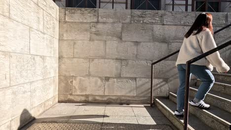 dos personas subiendo escalones en parís.