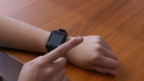 manos usando el smartwatching