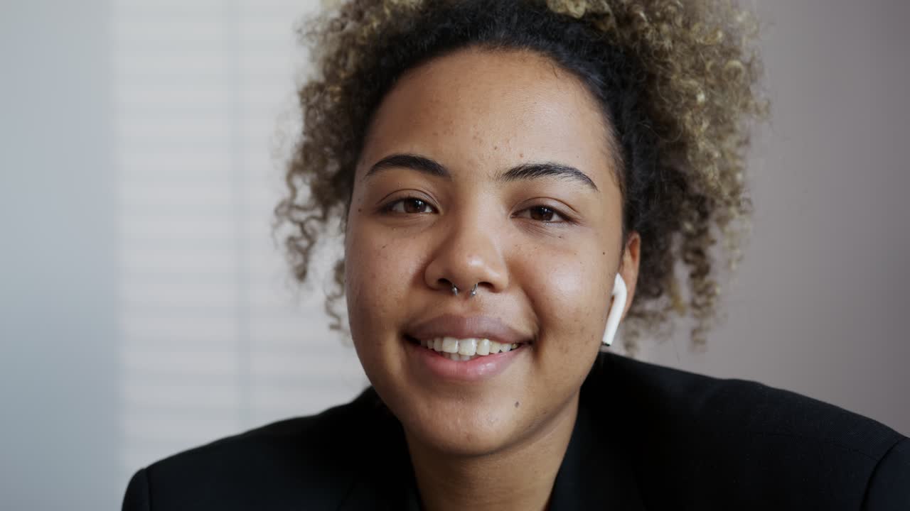 mujer en una llamada de video