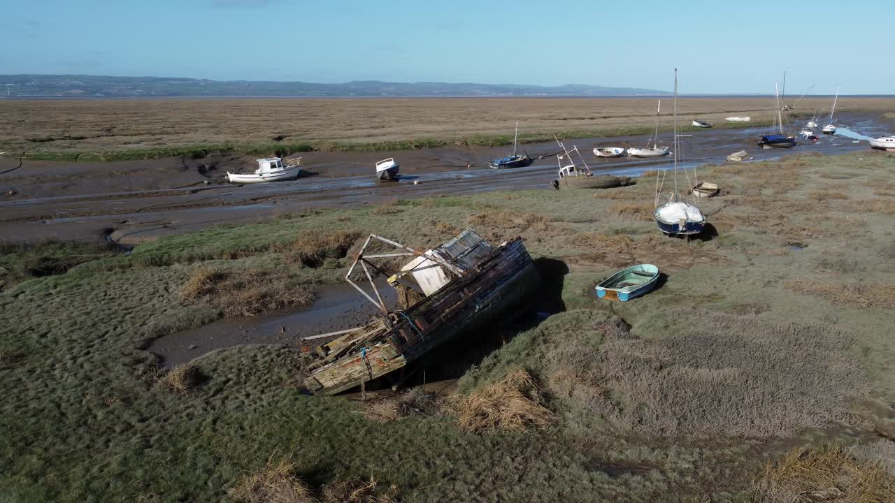 습지 진흙 썰물 해안선 조감도 궤도 오른쪽에 좌초된 버려진 어선 난파선 조선소