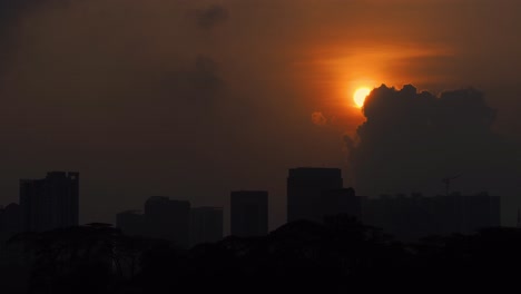 paisaje amanecer con silueta de edificio en la ciudad de johor bahru en malasia