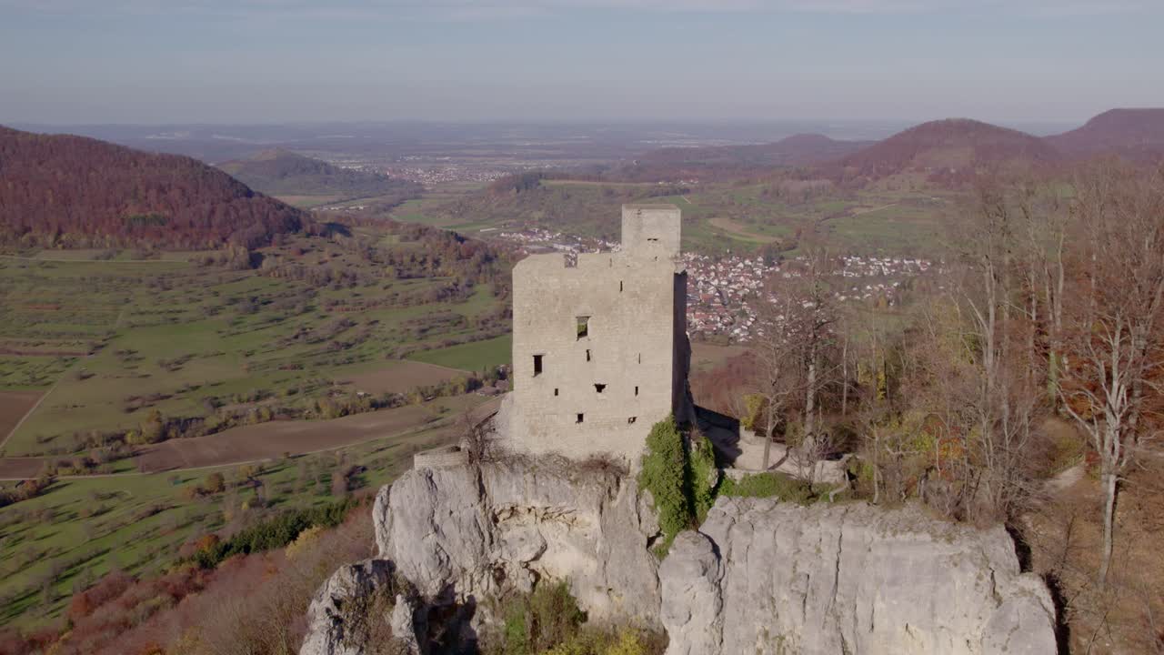 Luftfoto av Reussenstein-ruinene på toppen av ulendte klipper, Neidlingen, Tyskland