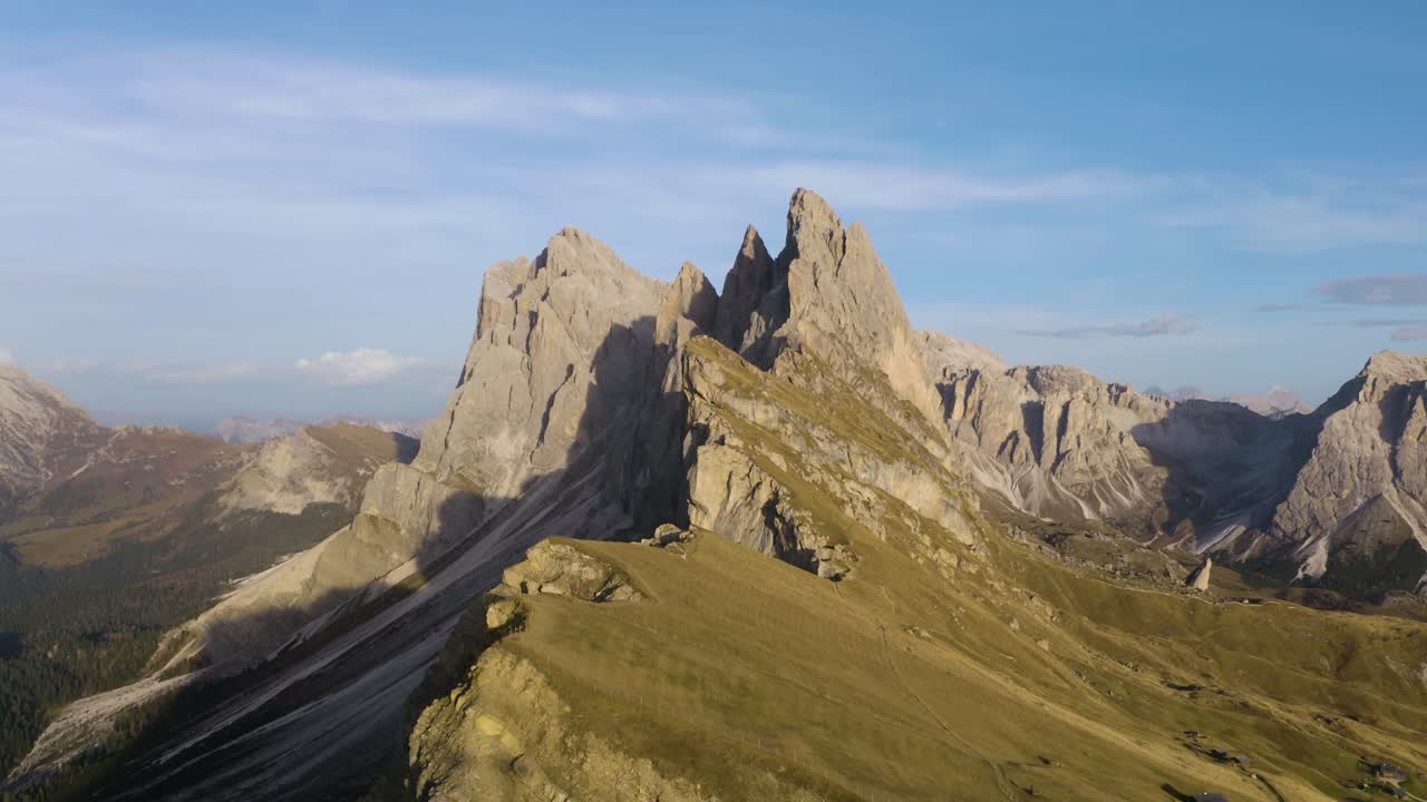 increíble vuelo aéreo sobre la cordillera de seceda en dolomitas italianas