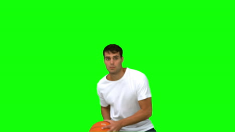 Hombre-Guapo-Atrapando-Y-Lanzando-Una-Pelota-De-Baloncesto-En-Pantalla-Verde