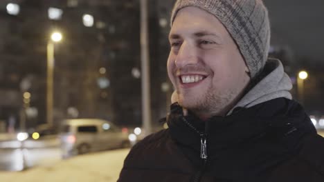 amplia sonrisa en la cara del viajero feliz en una fría noche de invierno al aire libre