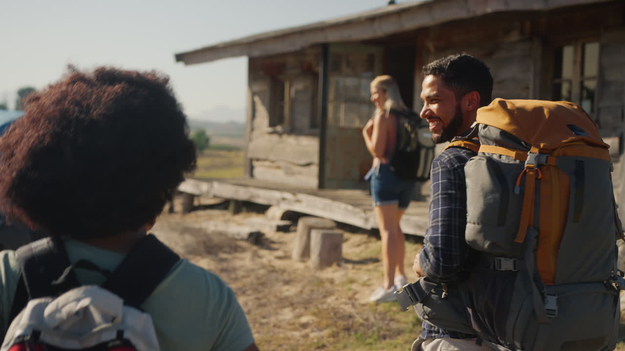 задний вид группы друзей с рюкзаками, путешествующих вместе по сельской местности