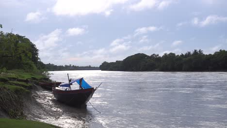 The-sailing-boat-is-standing-besides-the-river