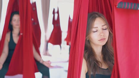 Hübsche-Junge-Frau-Sitzt-Entspannt-In-Der-Fly-Yoga-Hängematte