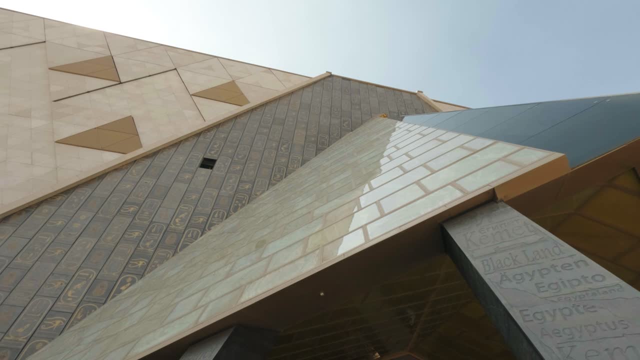 Exterior do Grande Museu Egípcio com Hieróglifos e Arquitetura Moderna