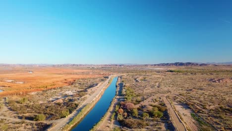 vista aérea del canal de riego gila y pantano de tierras altas del lago mittry - yuma arizona