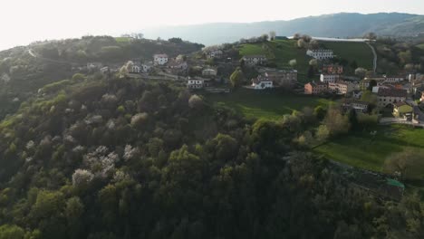 Pequeño-Pueblo-En-La-Montaña-Cerca-Del-Bassano-Del-Grappa-En-Italia