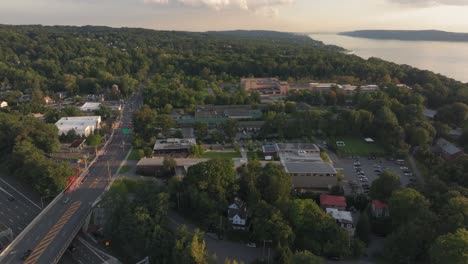 Filmische-4K-Luftaufnahme-Aus-Der-Umlaufbahn-Im-New-Yorker-Hudson-River