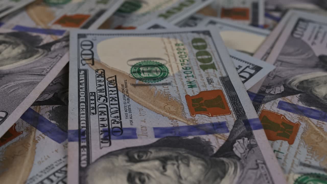 Primo piano di una pila di banconote da cento dollari USA.