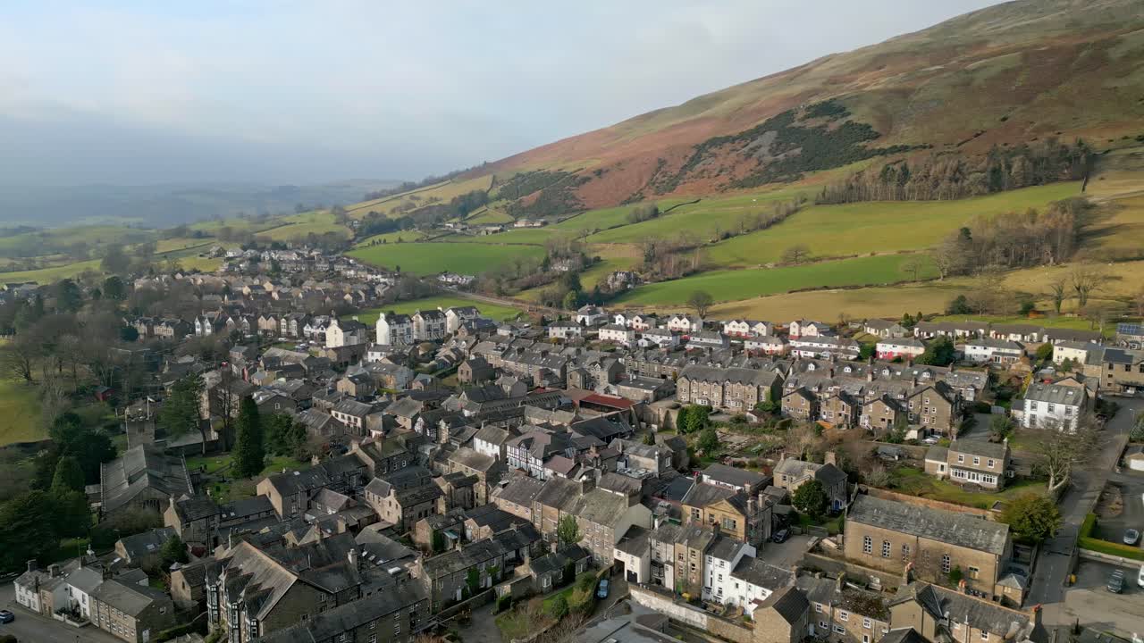 Filmato aereo cinematografico del villaggio di Sedbergh, il luogo ideale per una fuga in qualsiasi periodo dell'anno
