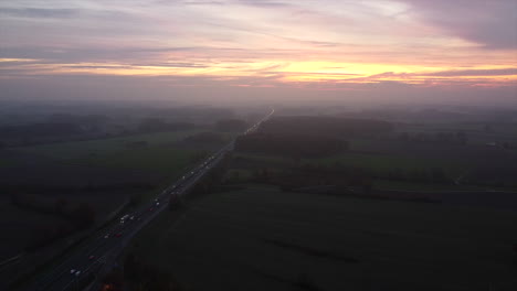 Langsam-Absteigende-Luftaufnahme,-Nach-Sonnenuntergang-Neben-Der-Deutschen-Autobahn