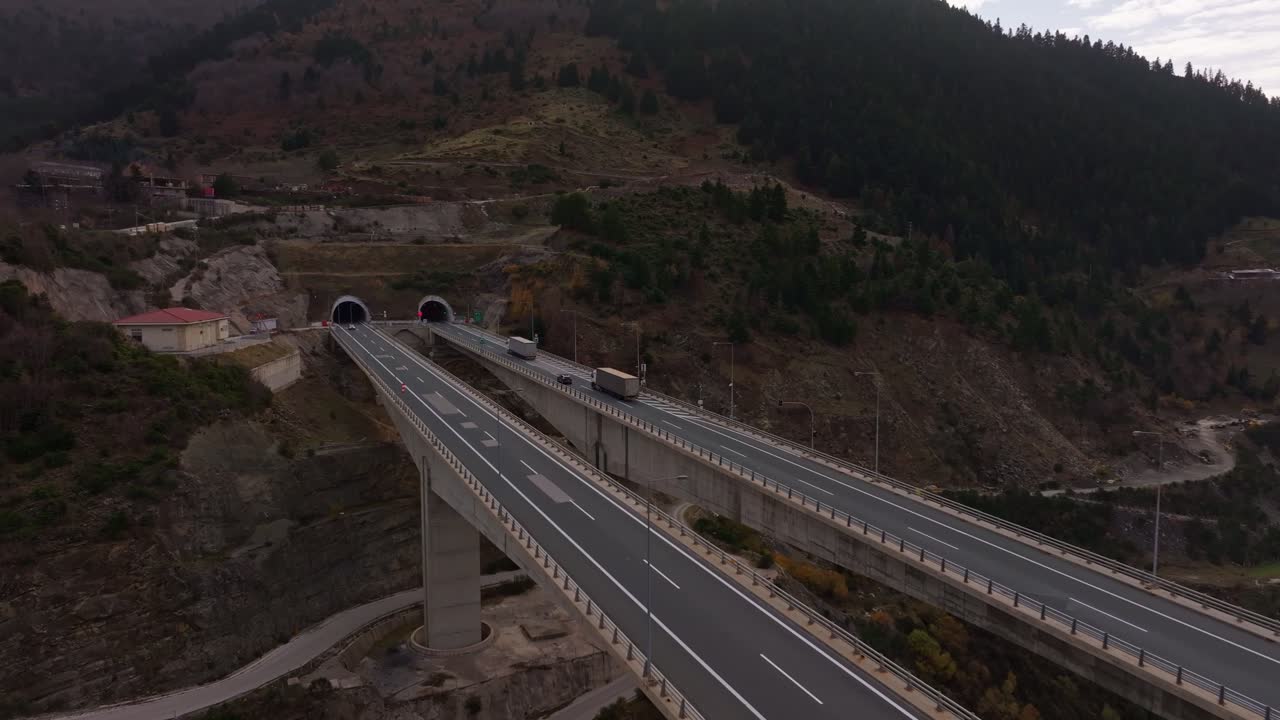 Prospettiva drone di una strada moderna scavata tra le montagne, Grecia