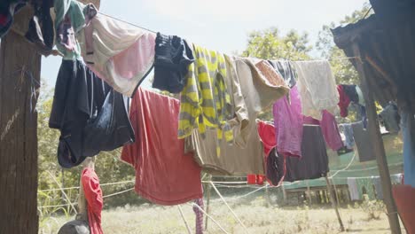 La-Luz-Del-Sol-Juega-Con-Las-Telas-Que-Secan-El-Material-Húmedo-Mientras-Cuelgan-En-Filas-Confusas