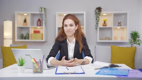 Mujer-Trabajadora-De-Oficina-En-Casa-Mirando-La-Cámara-Con-Disgusto-Y-Odio.