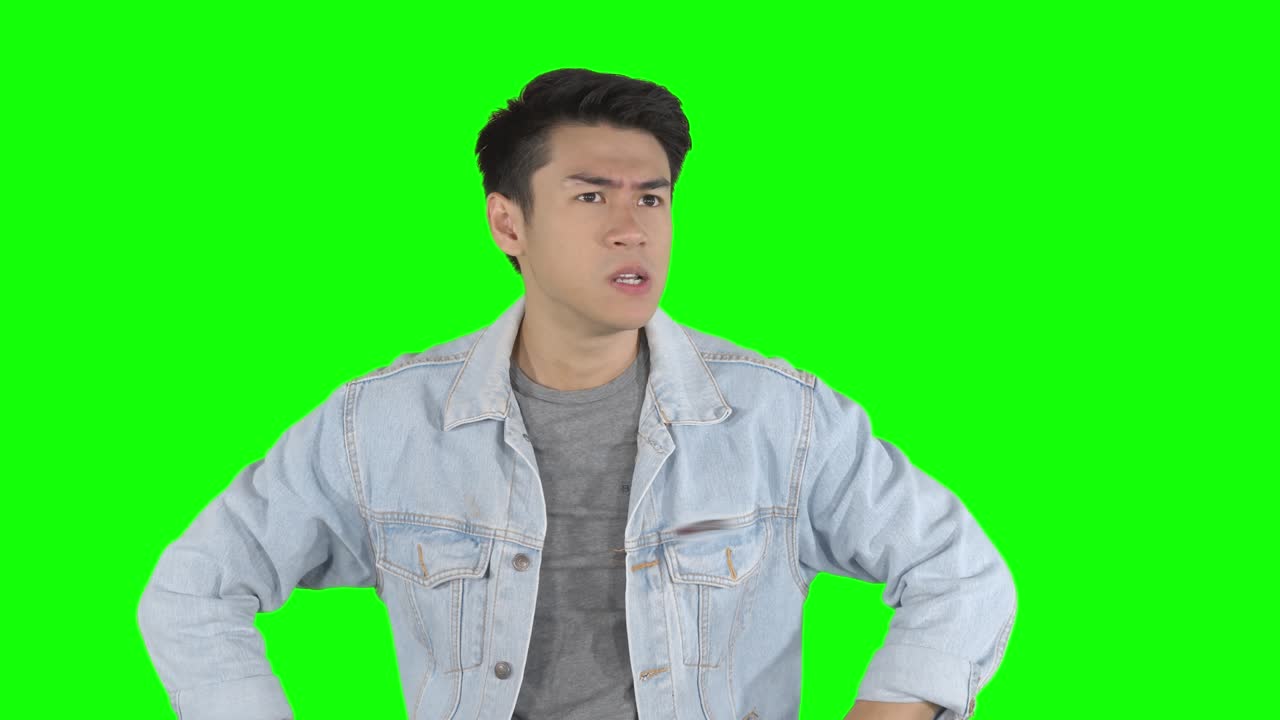 실망한 젊은이가 스튜디오에서 생각하고 있습니다.