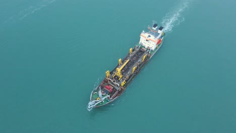 un buque de carga navegando en el océano atlántico en aguas de lagos