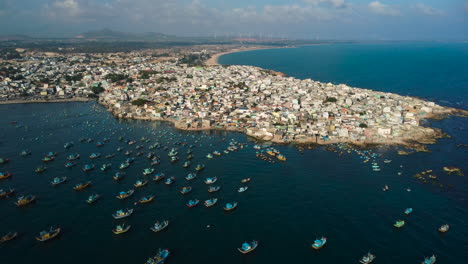 barcos amarrados detrás de una pequeña ciudad costera para esconderse del viento, vista aérea