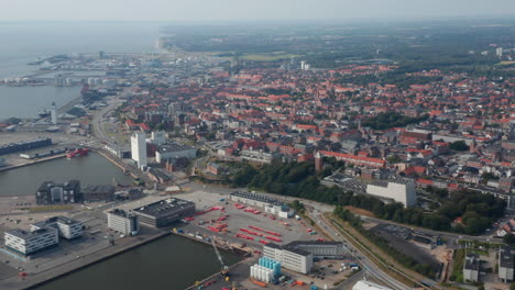 Atemberaubende-Luftaufnahme-Der-Skyline-Von-Esbjerg,-Einem-Der-Wichtigsten-Seehäfen-Dänemarks.-Drohnenansicht,-Die-Sich-Durch-Den-Hafen-Und-Die-Charakteristische-Schöne-Stadt-Mit-Backsteingebäuden-Bewegt