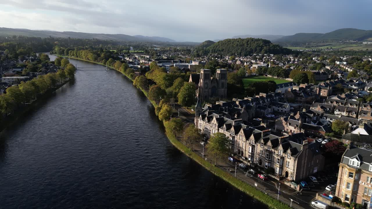 Riprese aeree con drone del fiume Ness in campagna a Inverness, Scozia nelle Highlands.