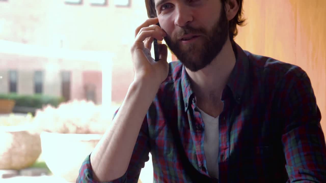 estudiante hablando en su teléfono