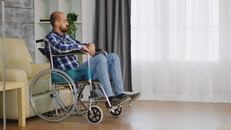 hombre infeliz en silla de ruedas