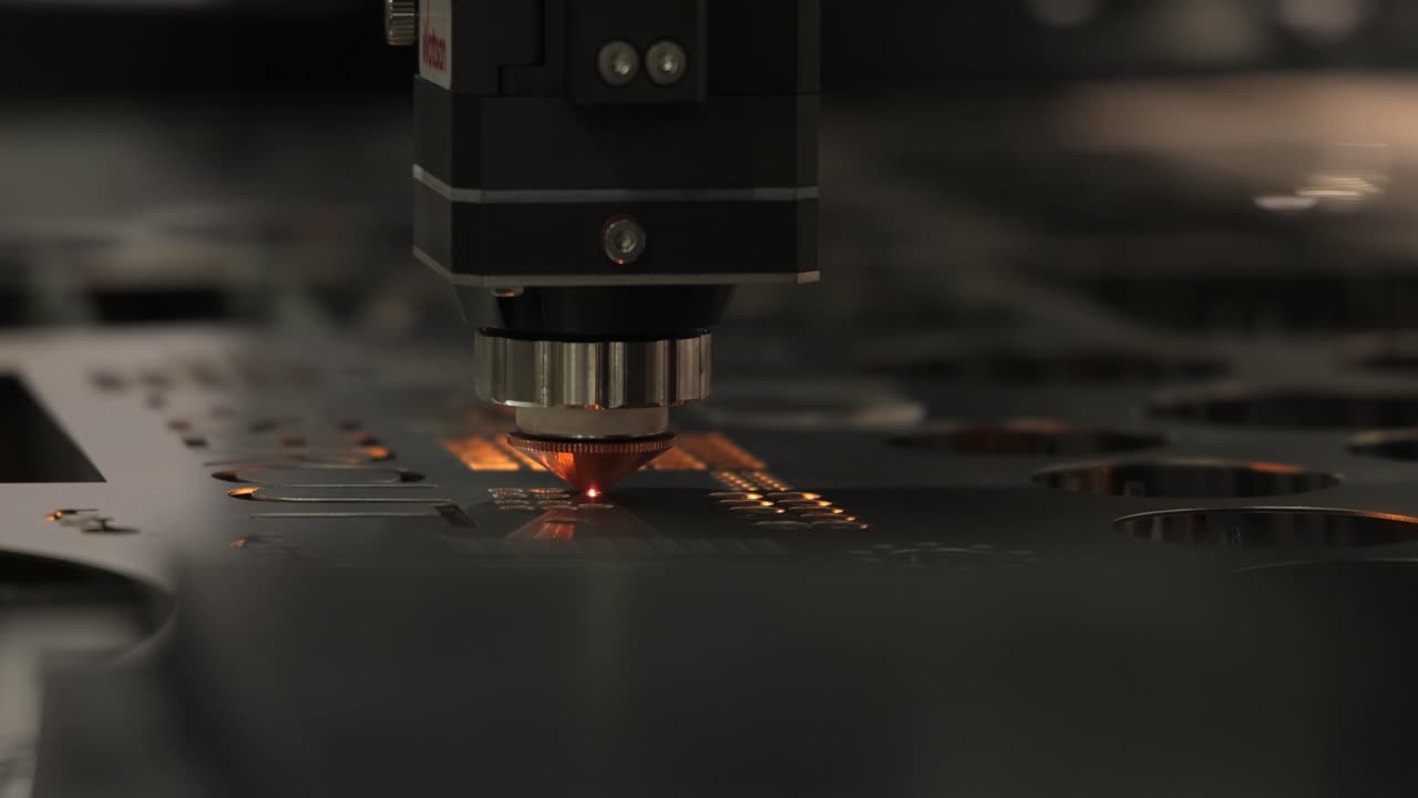 corte láser cnc de metal, tecnología industrial moderna.