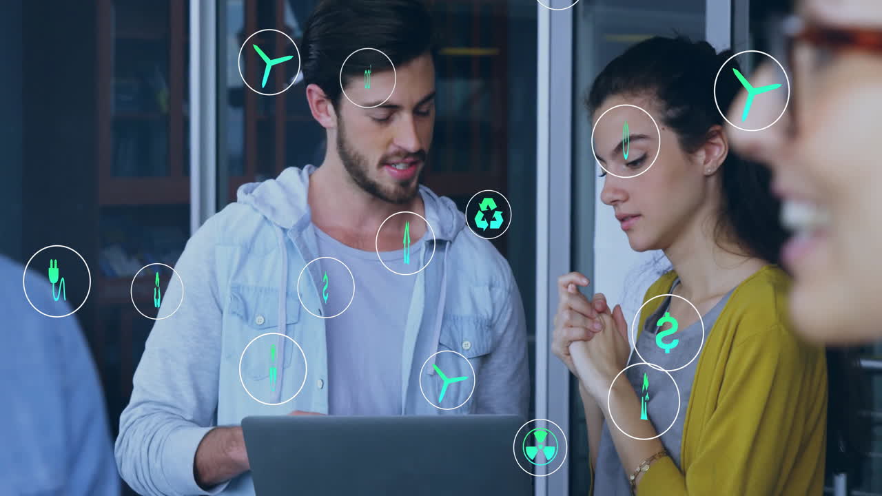 animación de iconos ecológicos y procesamiento de datos sobre diversas personas de negocios en la oficina