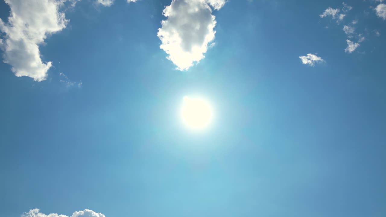 여름의 파란 하늘 구름 경사 가 ⁇ 운  ⁇ 색 배경