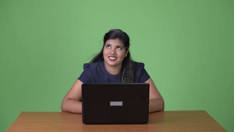 joven sobrepeso hermosa mujer de negocios india contra fondo verde