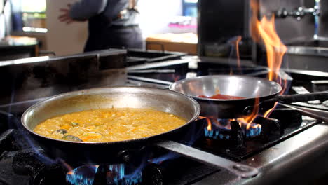chef preparando risotto de mariscos en restaurante, primer plano, mediterráneo