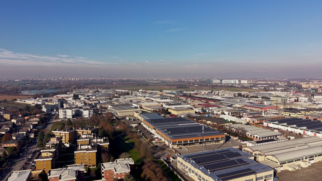 Vista aerea con drone di magazzini industriali. Area di produzione, zona di produzione, distretto industriale a Sesto Ulteriano, Lombardia, Italia