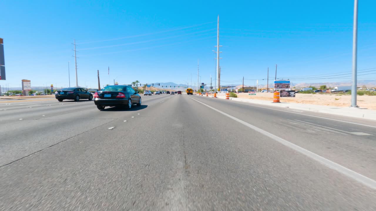 도로를 따라 운전하는 자동차의 관점