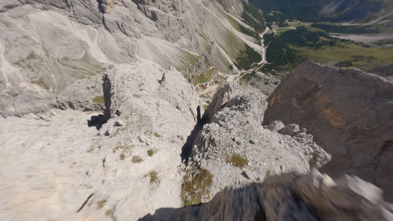 drone de carreras fpv volando sobre altos picos rocosos de la cordillera de los dolomitas en la temporada de verano