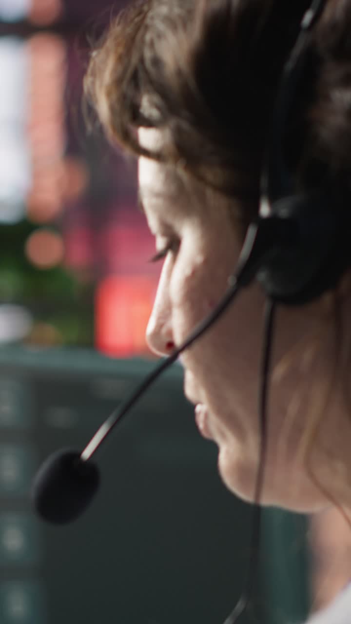 Video verticale: Operatore di call center che utilizza un chatbot AI su laptop per fornire risposte rapide.