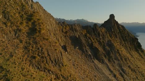 ruta del pico del istmo en la impresionante cordillera de los alpes del sur de nueva zelanda, amanecer
