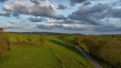 Die-Filmische-Drohne-Gleitet-Tief-über-Eine-Sonnenbeschienene-Slowakische-Landschaft-Und-Malt-Mit-Flauschigen-Wolken-Einen-Faszinierenden-Parallaxeneffekt