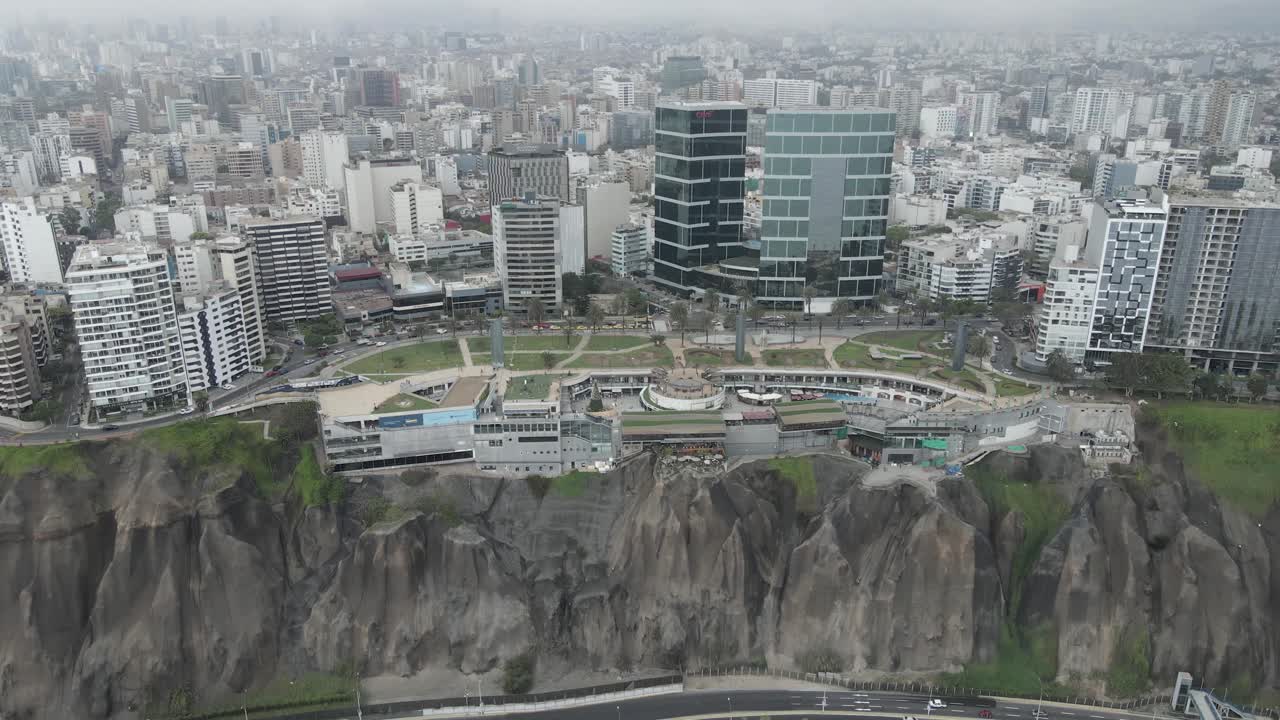 Penerbangan Udara ke Pusat Perbelanjaan yang Bertengger di Puncak Tebing di Miraflores, Peru