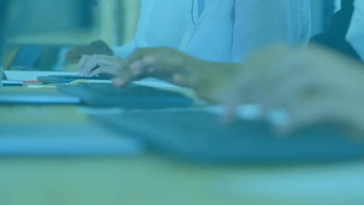 compuesto de nubes gráficas e iconos de computadora sobre las manos de empleados multirraciales atando teclados