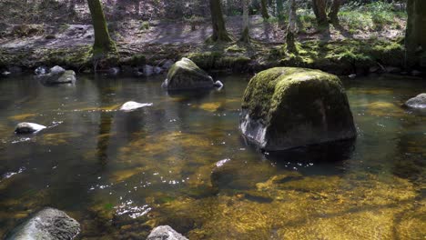 Süßwasser,-Das-Den-Fluss-Teign-Im-Nationalpark-Dartmoor-Hinunterfließt