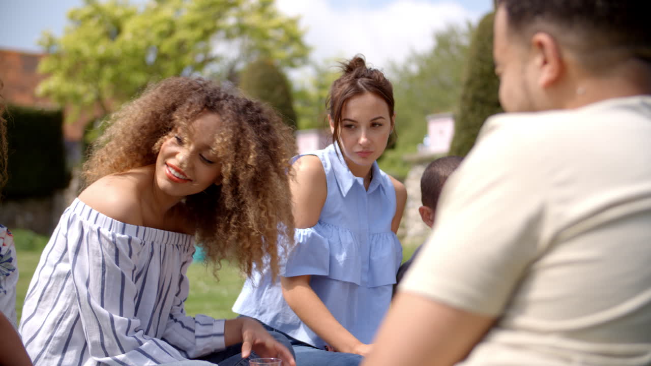 mamá y hija con amigos adultos en un picnic